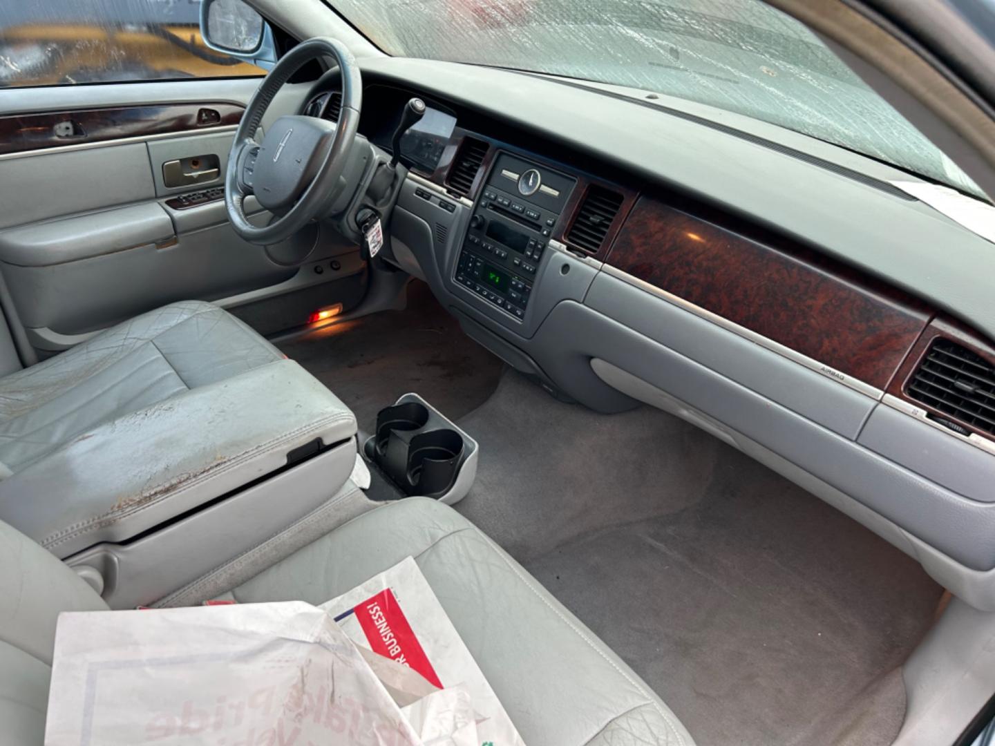 2006 Lincoln Town Car (1LNHM81W66Y) , located at 1687 Business 35 S, New Braunfels, TX, 78130, (830) 625-7159, 29.655487, -98.051491 - Photo#6